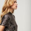 Abito T-shirt con paillettes e collo alto