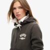 Felpa con cappuccio corta e comoda Athletic Essentials Felpa con cappuccio corta e comoda Athletic Essentials