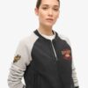 Giacca bomber in jersey con grafica College Script Giacca bomber in jersey con grafica College Script