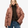 Giacca sportiva imbottita di media lunghezza con cappuccio Hooded Giacca sportiva imbottita di media lunghezza con cappuccio Hooded