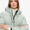 Giacca sportiva imbottita di media lunghezza con cappuccio Hooded Giacca sportiva imbottita di media lunghezza con cappuccio Hooded