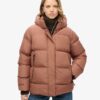 Giacca sportiva imbottita di media lunghezza con cappuccio Hooded Giacca sportiva imbottita di media lunghezza con cappuccio Hooded
