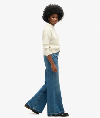 Jeans a zampa larga con orlo grezzo