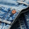 Jeans a zampa larga con orlo grezzo