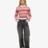 Maglione corto a righe con collo alto