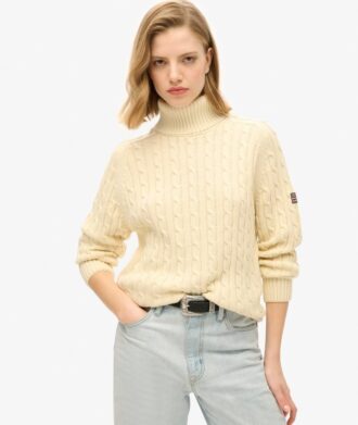 Maglione morbido a collo alto con trecce