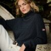 Maglione morbido a collo alto con trecce Maglione morbido a collo alto con trecce
