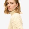 Maglione morbido a collo alto con trecce Maglione morbido a collo alto con trecce