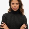 Maglione morbido a collo alto con trecce Maglione morbido a collo alto con trecce