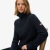Maglione morbido a collo alto con trecce Maglione morbido a collo alto con trecce