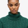 Maglione morbido a collo alto con trecce