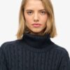 Maglione morbido a collo alto con trecce Maglione morbido a collo alto con trecce
