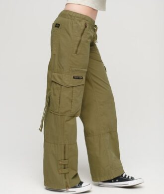Pantaloni cargo a vita bassa e gamba larga