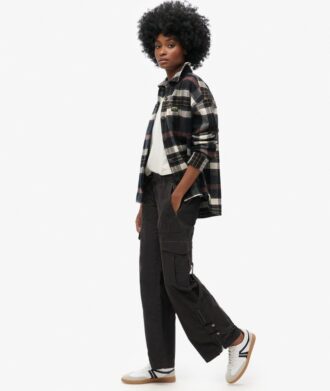 Pantaloni cargo a vita bassa e gamba larga
