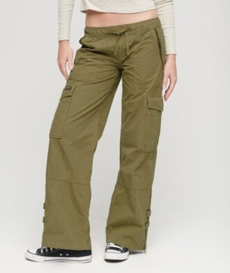 Pantaloni cargo a vita bassa e gamba larga
