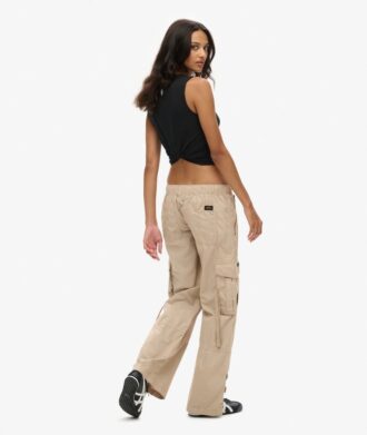 Pantaloni cargo a vita bassa e gamba larga