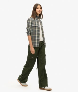 Pantaloni cargo a vita bassa e gamba larga