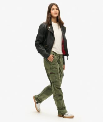 Pantaloni cargo a vita bassa e taglio dritto