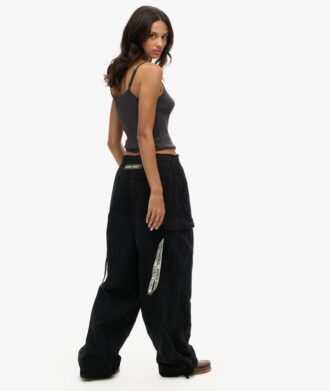 Pantaloni larghi da paracadutista