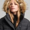 Puffer lungo imbottito leggero con cappuccio in pelliccia sintetica