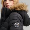 Puffer lungo imbottito leggero con cappuccio in pelliccia sintetica