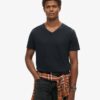 T-shirt a pantaloncini con scollo a V in maglia fiammata