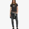 T-shirt aderente con piccolo tatuaggio in strass T-shirt aderente con piccolo tatuaggio in strass