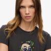 T-shirt aderente con piccolo tatuaggio in strass T-shirt aderente con piccolo tatuaggio in strass