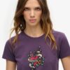 T-shirt aderente con piccolo tatuaggio in strass T-shirt aderente con piccolo tatuaggio in strass