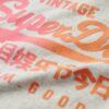 T-shirt comoda con grafica tono su tono