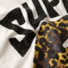 T-shirt comoda con poster punk lo-fi
