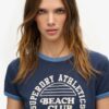 T-shirt con collo a costine e stampa da spiaggia Athletic Essentials