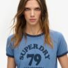 T-shirt con collo a costine e stampa da spiaggia Athletic Essentials