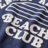 T-shirt con collo a costine e stampa da spiaggia Athletic Essentials
