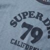 T-shirt con collo a costine e stampa da spiaggia Athletic Essentials