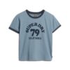 T-shirt con collo a costine e stampa da spiaggia Athletic Essentials