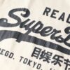 T-shirt con grafica logo Vintage