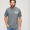 T-shirt con grafica sul petto in stile workwear