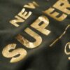 T-shirt con logo metallico di lusso