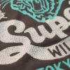 T-shirt con maniche ad aletta e decorazioni
