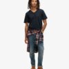 T-shirt con scollo a V e bordi grezzi