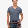 T-shirt con scollo a V e logo Essential in Organic Cotton