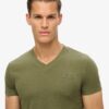 T-shirt con scollo a V e logo Essential in Organic Cotton