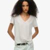T-shirt con scollo a V ricamata
