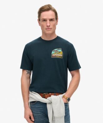 T-shirt con stampa “Travel Postcard Chest”