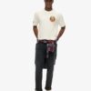 T-shirt con stampa “Travel Postcard Chest” T-shirt con stampa “Travel Postcard Chest”