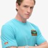 T-shirt con stampa “Travel Postcard Chest”