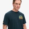 T-shirt con stampa “Travel Postcard Chest”