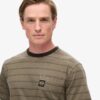 T-shirt con tasca a righe testurizzate T-shirt con tasca a righe testurizzate