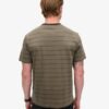 T-shirt con tasca a righe testurizzate T-shirt con tasca a righe testurizzate